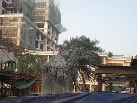 C&aacute;c phần kết cấu lớn bị sập đ&atilde; được chuyển khỏi hiện trường, nhưng phải cắt hết những thanh sắt bị đứt g&atilde;y ở phần trụ b&ecirc; t&ocirc;ng mới c&oacute; thể th&ocirc;ng xe phần đường ch&iacute;nh