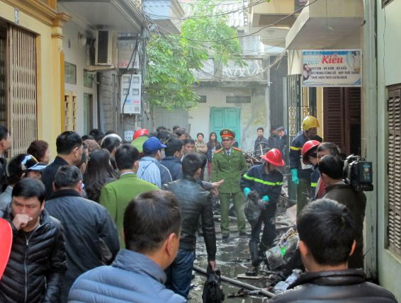 Hiện trường ph&iacute;a ngo&agrave;i ng&ocirc;i nh&agrave; bị ch&aacute;y