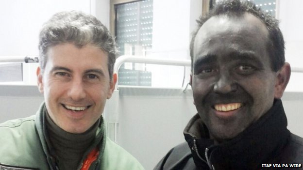 Khu&ocirc;n mặt một h&agrave;nh kh&aacute;ch tr&ecirc;n ph&agrave; bị kh&oacute;i bụi &aacute;m đen thui