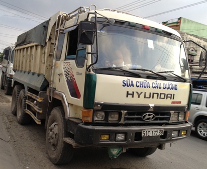 Xe tải 51C-177.88 của Cty TNHH TMDV VTXD T&T qu&aacute; tải 50% bị bắt giữ