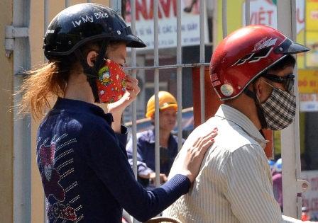 Chiều 29/12, chị V&acirc;n tiếp tục đến UBND quận 8 để l&agrave;m c&aacute;c thủ tục xin nhận lại con (Ảnh: D&acirc;n Tr&iacute;)