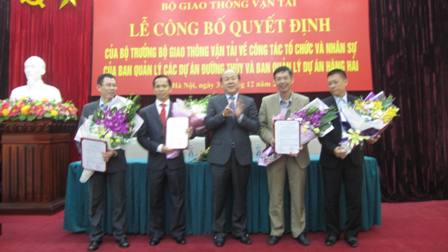 Trao quyết định bổ nhiệm L&atilde;nh đạo BQL c&aacute;c dự &aacute;n Đường thủy nội địa thuộc Bộ GTVT