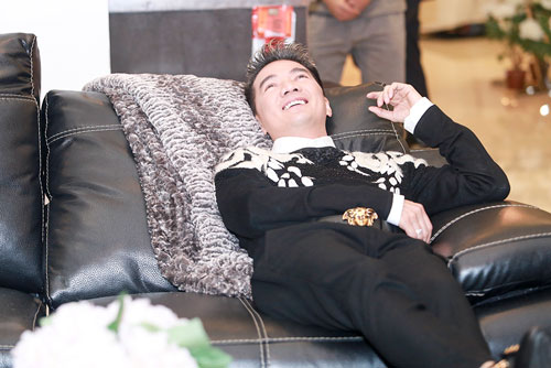 Ngả lưng tr&ecirc;n chiếc ghế s&ocirc; pha