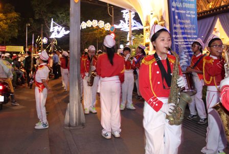 Tại kh&aacute;ch sạn Majestic (quận 1) c&oacute; cả đội k&egrave;n diễn ch&agrave;o đ&oacute;n năm mới.