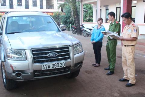 Chiếc xe m&agrave; Tuyền đ&atilde; l&aacute;i g&acirc;y n&ecirc;n vụ tai nạn kinh ho&agrave;ng.