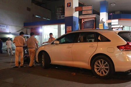 Chiếc &ocirc; t&ocirc; đ&acirc;m v&agrave;o trụ của một c&acirc;y xăng