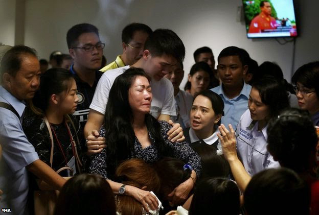 C&aacute;c nh&acirc;n vi&ecirc;n tại s&acirc;n bay Surabaya động vi&ecirc;n một th&acirc;n nh&acirc;n