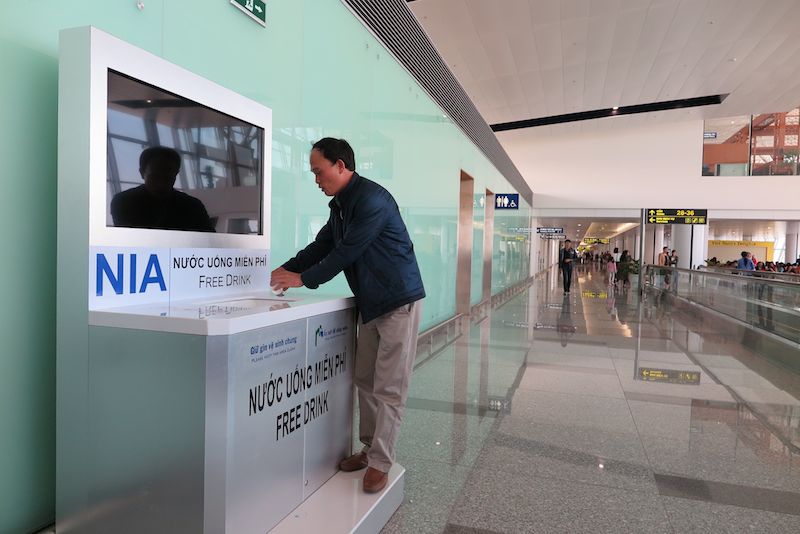 Nước uống được cung cấp miến ph&iacute; tại cả trong v&agrave; ngo&agrave;i khu vực c&aacute;ch ly