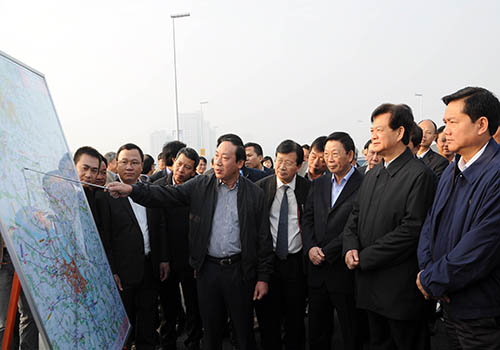 Thứ trưởng Bộ GTVT Nguyễn Hồng Trường thay mặt l&atilde;nh đạo Bộ GTVT b&aacute;o c&aacute;o Thủ tướng Nguyễn Tấn Dũng tổng quan dự &aacute;n cầu Nhật T&acirc;n