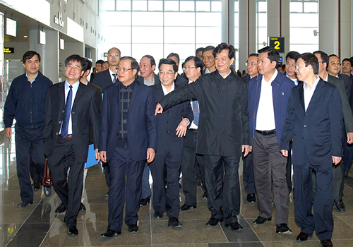 Thủ tướng nhắc nhở một số quầy b&aacute;n h&agrave;ng c&oacute; g&oacute;c vu&ocirc;ng, dễ g&acirc;y va chạm cho h&agrave;nh kh&aacute;ch