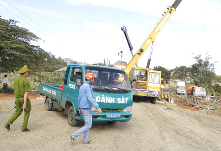 Sau khi B&aacute;o Giao th&ocirc;ng phản &aacute;nh, huyện Chư Păh phải cử lực lượng chức năng bảo vệ thi c&ocirc;ng cầu Ninh H&ograve;a