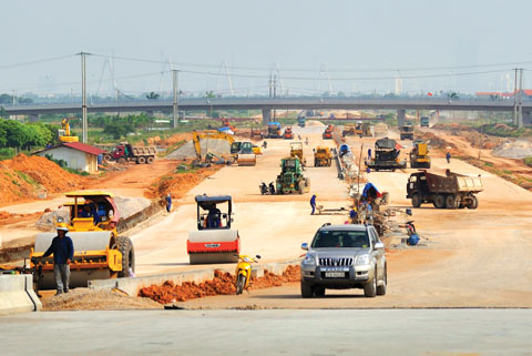 Đường nối Nhật T&acirc;n - Nội B&agrave;i c&oacute; tổng mức đầu tư 6.742 tỷ đồng. Tổng chiều d&agrave;i tuyến l&agrave; 12,1 km. Phần đường ch&iacute;nh cho ph&eacute;p xe chạy tối đa 80 km/h