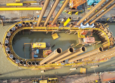 Những c&ocirc;ng nghệ ti&ecirc;n tiến bậc nhất thế giới được ứng dụng khi thi c&ocirc;ng cầu Nhật T&acirc;n (C&aacute;c trụ th&aacute;p được đặt tr&ecirc;n nền m&oacute;ng v&ograve;ng v&acirc;y cọc ống th&eacute;p SPSP, một c&ocirc;ng nghệ hiện đại bậc nhất thế giới, lần đầu được &aacute;p dụng ở Việt Nam, chụp ng&agrave;y 20/5/2010)