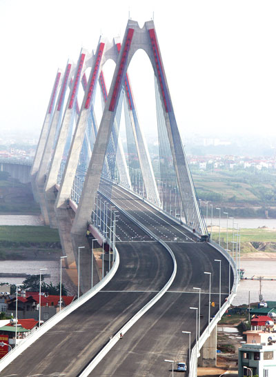 Trụ th&aacute;p cầu Nhật T&acirc;n với d&aacute;ng v&oacute;c ho&agrave;nh tr&aacute;ng vững chắc nhưng cũng đầy t&iacute;nh thẩm mỹ