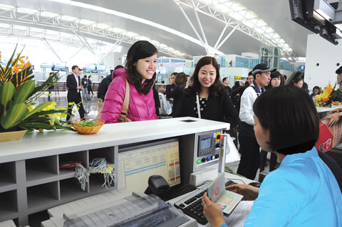 S&aacute;ng 25/12, nh&agrave; ga T2 Nội B&agrave;i ch&iacute;nh thức đ&oacute;n những h&agrave;nh kh&aacute;ch đầu ti&ecirc;n tr&ecirc;n chuyến bay VN661 của h&atilde;ng H&agrave;ng kh&ocirc;ng Việt Nam Vietnam Airlines từ H&agrave; Nội đi Singapore