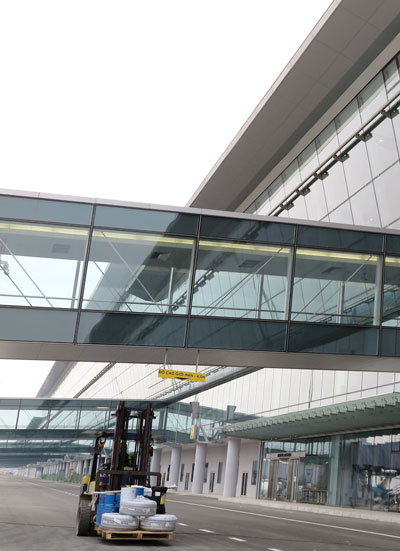 Nh&agrave; ga T2 Nội B&agrave;i - ga h&agrave;ng kh&ocirc;ng lớn nhất Việt Nam c&oacute; tổng vốn đầu tư gần 1 tỷ USD. C&ocirc;ng suất nh&agrave; ga T2 đạt 10-15 triệu h&agrave;nh kh&aacute;ch/năm