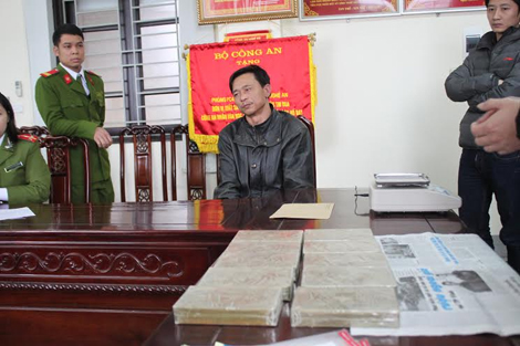 Đối tượng Nguyễn Sỹ Quế c&ugrave;ng tang vậtl&agrave; 10 b&aacute;nh h&ecirc; r&ocirc; in