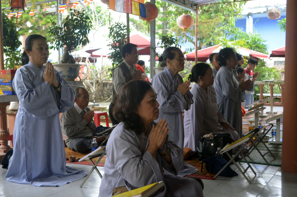 H&agrave;ng trăm người d&acirc;n, Phật tử đ&atilde; tham dự