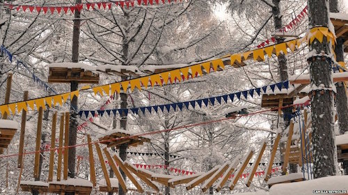 Thị trấn Camilla Reynolds là kỷ niệm năm mới tại Ufa ở vùng Urals của Nga, nơi nó được -15C