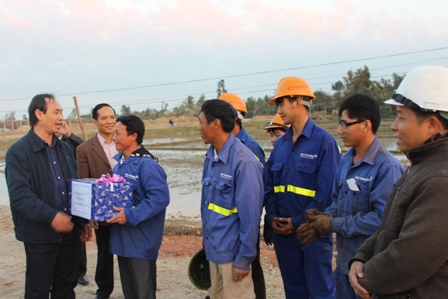 Thứ trưởng L&ecirc; Đình Thọ thăm hỏi, trao quà đ&ocirc;̣ng vi&ecirc;n cán b&ocirc;̣, c&ocirc;ng nh&acirc;n thi c&ocirc;ng tr&ecirc;n c&ocirc;ng trường QL1 qua tỉnh Quảng Bình chi&ecirc;̀u 31/12/2014