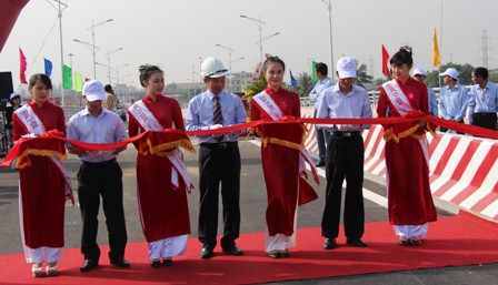 Cắt băng th&ocirc;ng xe cầu vượt QL1A- Hương Lộ 2 giải quyết &ugrave;n tắc giao th&ocirc;ng tại đ&acirc;y