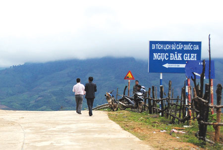 Con đường thơ mộng khiến người đến thăm ngục Đăk Glei ngỡ như đang l&ecirc;n cổng trời