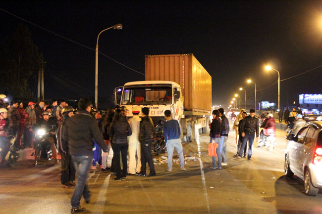 Rất nhiều người đi đường đứng lại theo d&otilde;i vụ tai nạn khiến giao th&ocirc;ng &aacute;ch tắc