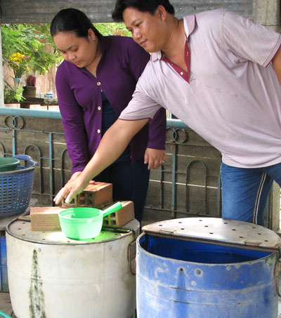 Diễn vi&ecirc;n Th&uacute;y An v&agrave; đứa b&eacute; trong phim C&aacute;nh đồng hoangKhương v&agrave; vợ đang kiểm tra lại dụng cụ đựng c&aacute; để nhận h&agrave;ng về