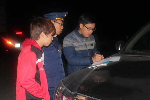 l&aacute;i xe k&yacute; bi&ecirc;n bản vi phạm