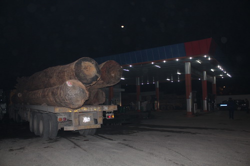 Xe qu&aacute; tảu v&agrave;o c&acirc;y xăng chờ thời cơ vượt trạm c&acirc;n