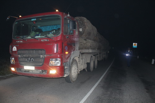 Xe vi phạm được đưa về trạm c&acirc;n để kiểm tra