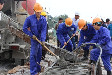 Không khí lao động phấn khởi, khẩn trương tại công trình cầu vượt đường sắt Bắc – Nam trên dự án BOT mở rộng QL1 phía Bắc Thừa Thiên – Huế do Công ty TNHH Trùng Phương làm chủ đầu tư