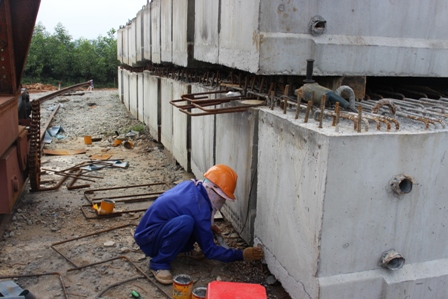 Nhiều chị em phụ nữ cũng bám cũng miệt mài bám công trường trong ngày Tết