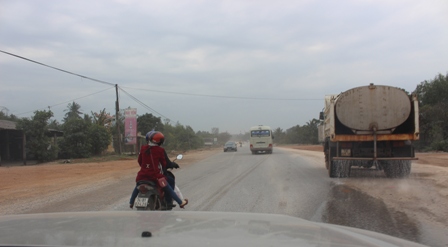 Bên cạnh triển khai nhân lực, máy móc thiết bị triển khai thi công, nhà thầu thi công dự án phía Nam Quảng Bình cũng điều động xe tưới nước giảm bụi