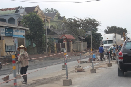 Bên cạnh bố trí nhân lực thực hiện quét dọn để đảm bảo vệ sinh môi trường trong quá trình thi công, các nhà thầu tranh thủ thời tiết tạnh ráo đẩy nhanh tiến độ thi công dự án mở rộng QL1 đoạn phía Bắc Quảng Trị trong ngày đầu năm mới 2015