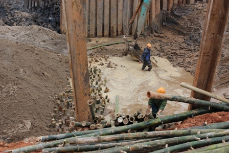 Cán bộ, công nhân bám công trường thi công trên tuyến tránh Hiền Lương, tỉnh Quảng Trị