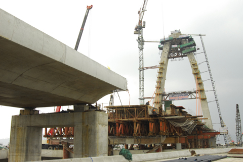 C&ocirc;ng tr&igrave;nh cầu vượt Ng&atilde; ba Huế