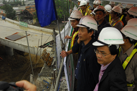 Thứ trưởng L&ecirc; Đ&igrave;nh Thọ kiểm tra thi c&ocirc;ng.