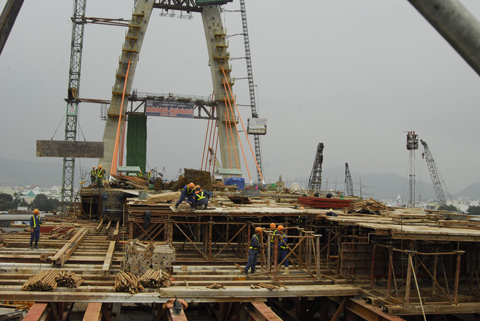 Thi c&ocirc;ng cầu vượt tầng 2.