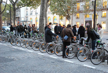 Khoảng một nửa số người sử dụng xe đạp hàng ngày là công nhân, nhân viên văn phòng