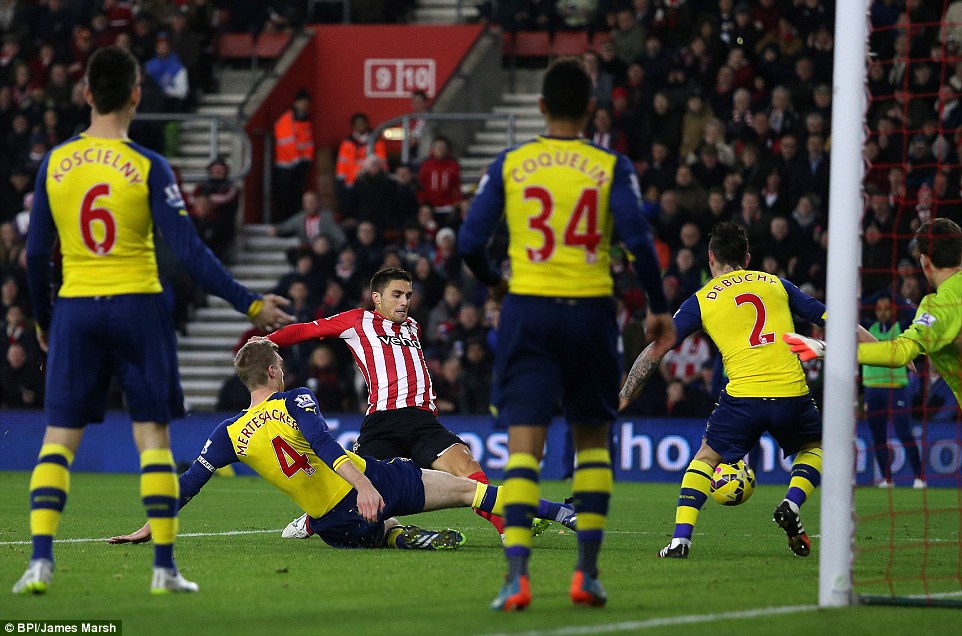 Arsenal nhận thất bại trong ng&agrave;y đầu năm mới