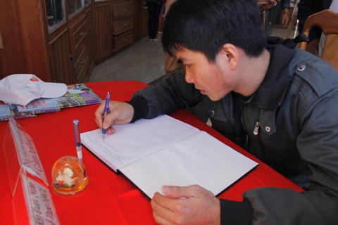 Du kh&aacute;ch ghi lưu niệm ch&uacute;c đội b&oacute;ng đ&aacute; HAGL ng&agrave;y một ph&aacute;t triển.