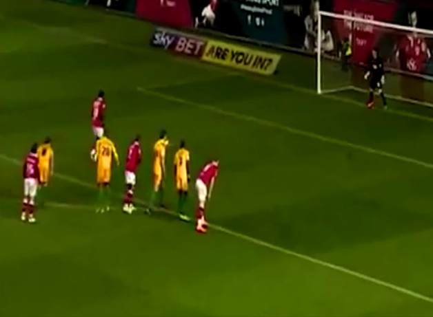 Pha s&uacute;t penalty si&ecirc;u dị của 