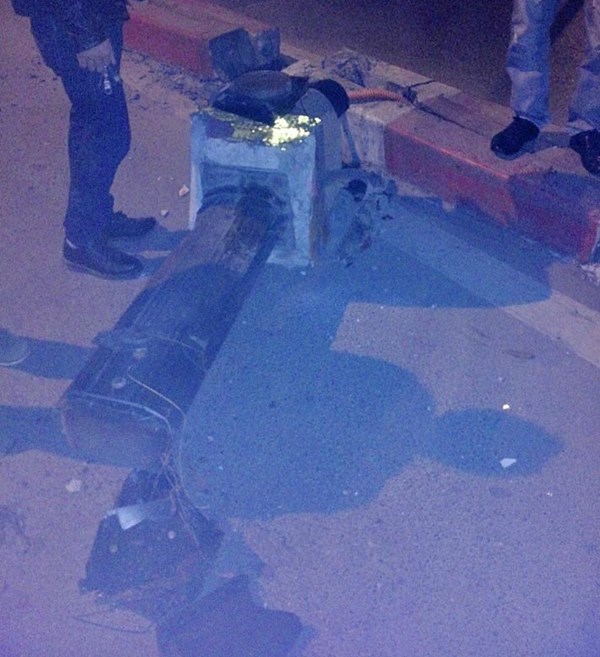 Chiếc cột đ&egrave;n dưới ch&acirc;n cầu bị h&uacute;c tung