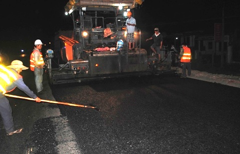 Nh&agrave; đầu tư BOT Đức Th&agrave;nh Gia Lai chỉ đạo c&aacute;c nh&agrave; thầu thảm nhựa v&agrave;o ban đ&ecirc;m nhưng phải bảo đảm đủ &aacute;nh s&aacute;ng