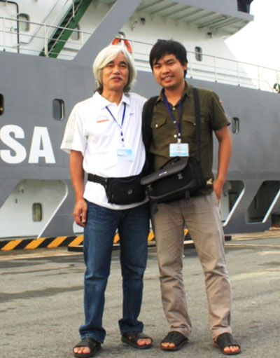 Nh&agrave; ph&ecirc; b&igrave;nh văn học Phạm Xu&acirc;n Nguy&ecirc;n v&agrave; t&aacute;c giả trước giờ ra Trường Sa