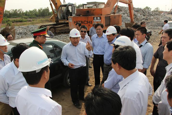 Thứ trưởng Nguyễn Văn C&ocirc;ng kiểm tra c&ocirc;ng tr&igrave;nh x&acirc;y dựng luồng cho t&agrave;u trọng tải lớn v&agrave;o S&ocirc;ng Hậu. 