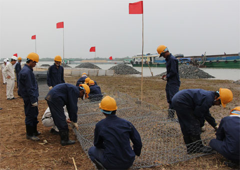  D&ugrave; l&agrave; n&agrave;y Tết dương lịch nhưng v&igrave; tiến độ c&ocirc;ng tr&igrave;nh, c&ocirc;ng nh&acirc;n vẫn hăng say l&agrave;m việc. 