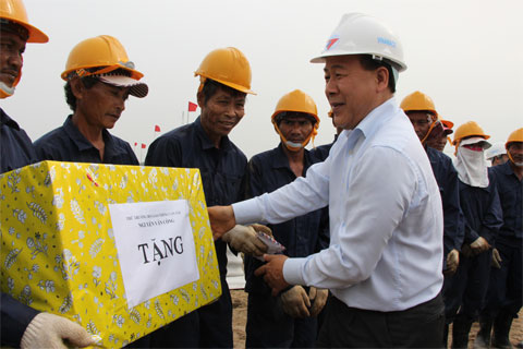  Thứ trưởng nguyễn Văn C&ocirc;ng tặng qu&agrave; cho c&ocirc;ng nh&acirc;n đang l&agrave;m việc tại c&ocirc;ng trường.