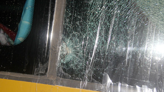 K&iacute;nh xe kh&aacute;ch giường nằm vỡ sau khi bị n&eacute;m đ&aacute; tối 15-8 - Ảnh minh họa: B.D.